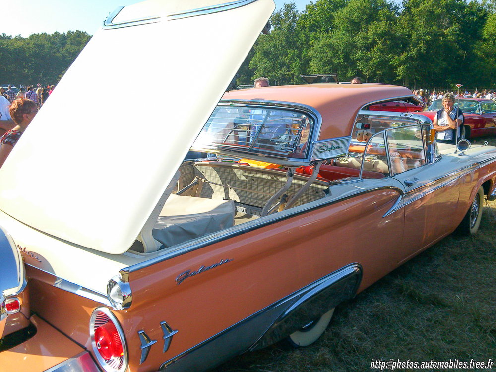 Ford_Galaxie_Skyliner_2