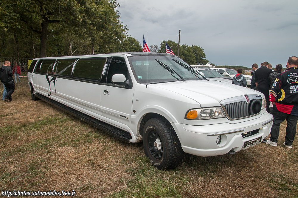 Lincoln_Navigator_Limousine_1