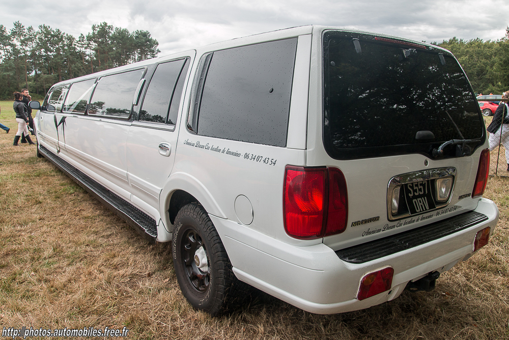 Lincoln_Navigator_Limousine_2